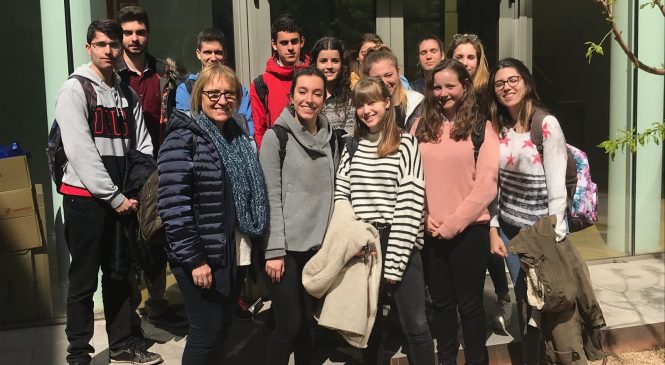 27 alumnes de 1r i 2n de Batxillerat de l’Escola Petit Estel-La Nova de Terrassa han visitat avui l’IBB.