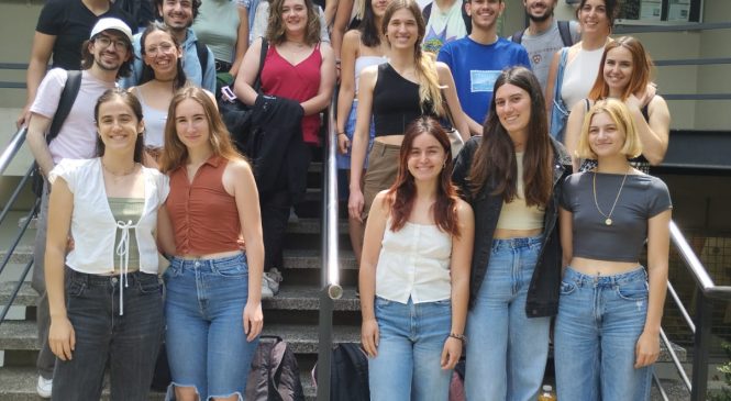 Presentació de pòsters sobre genòmica de poblacions de les malalties infeccioses bacterianes a l’IBB per alumnes de Biociències UAB.